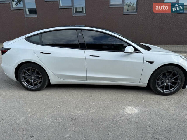 Белый Тесла Модель 3, объемом двигателя 0 л и пробегом 19 тыс. км за 21500 $, фото 3 на Automoto.ua