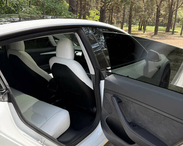 Белый Тесла Модель 3, объемом двигателя 0 л и пробегом 51 тыс. км за 23000 $, фото 5 на Automoto.ua