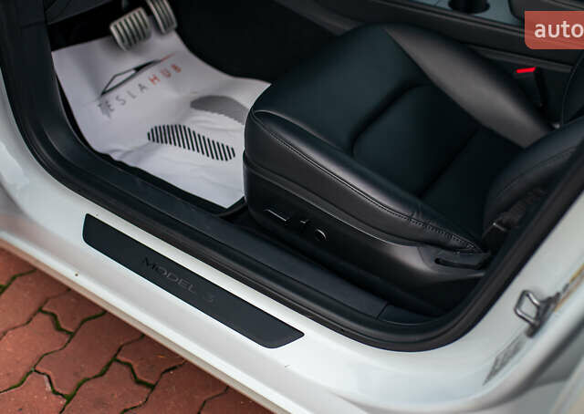 Белый Тесла Модель 3, объемом двигателя 0 л и пробегом 5 тыс. км за 27500 $, фото 50 на Automoto.ua