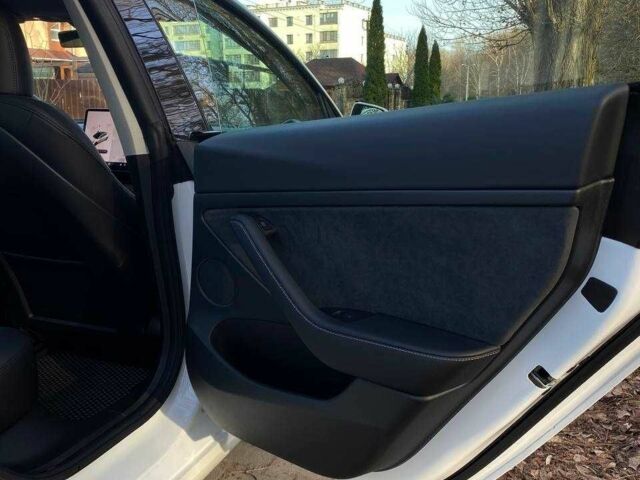 Белый Тесла Модель 3, объемом двигателя 0 л и пробегом 47 тыс. км за 18400 $, фото 7 на Automoto.ua