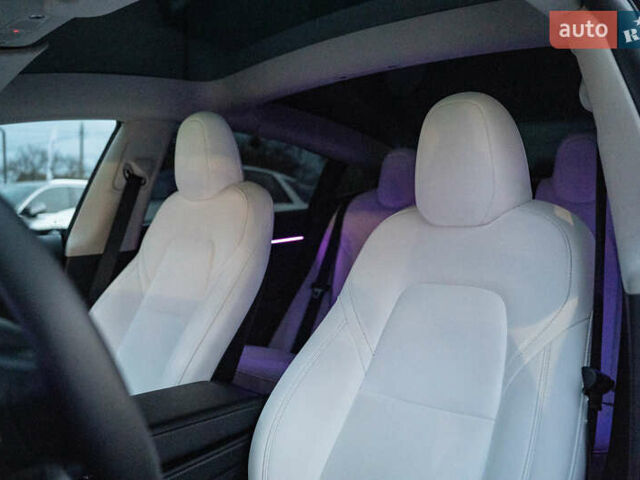 Белый Тесла Модель 3, объемом двигателя 0 л и пробегом 53 тыс. км за 27500 $, фото 29 на Automoto.ua