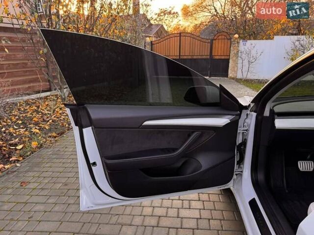 Белый Тесла Модель 3, объемом двигателя 0 л и пробегом 48 тыс. км за 23000 $, фото 14 на Automoto.ua