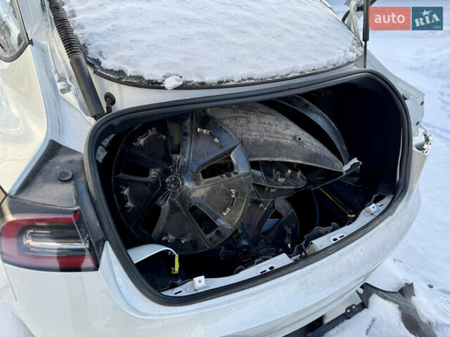 Белый Тесла Модель 3, объемом двигателя 0 л и пробегом 46 тыс. км за 16000 $, фото 9 на Automoto.ua