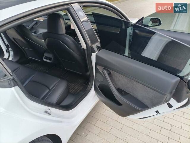 Белый Тесла Модель 3, объемом двигателя 0 л и пробегом 55 тыс. км за 23100 $, фото 17 на Automoto.ua