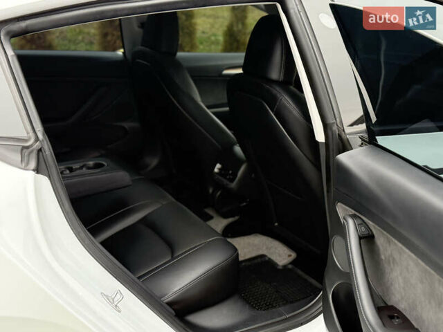 Білий Тесла Модель 3, об'ємом двигуна 0 л та пробігом 70 тис. км за 19999 $, фото 41 на Automoto.ua