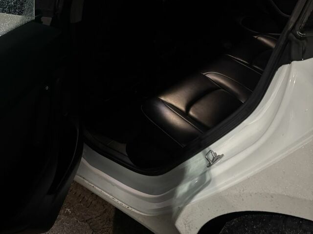 Білий Тесла Модель 3, об'ємом двигуна 0 л та пробігом 60 тис. км за 23500 $, фото 5 на Automoto.ua