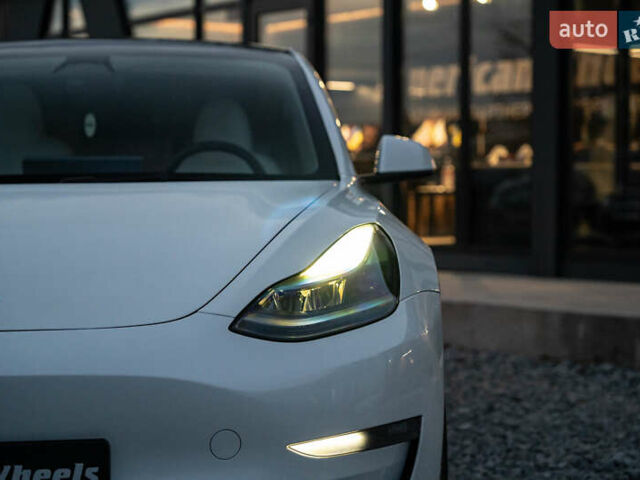 Белый Тесла Модель 3, объемом двигателя 0 л и пробегом 53 тыс. км за 27500 $, фото 14 на Automoto.ua