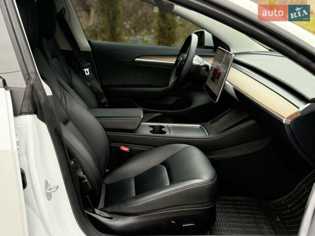 Білий Тесла Модель 3, об'ємом двигуна 0 л та пробігом 70 тис. км за 19999 $, фото 45 на Automoto.ua