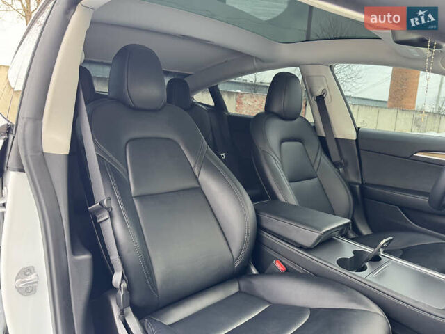 Белый Тесла Модель 3, объемом двигателя 0 л и пробегом 30 тыс. км за 23500 $, фото 27 на Automoto.ua