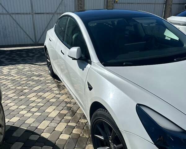 Білий Тесла Модель 3, об'ємом двигуна 0 л та пробігом 45 тис. км за 18500 $, фото 3 на Automoto.ua
