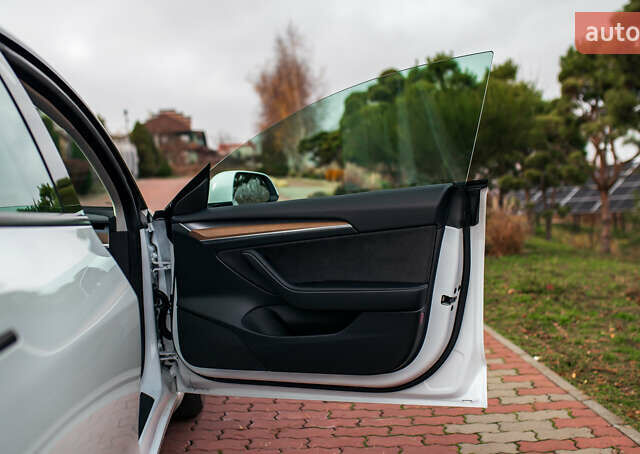 Белый Тесла Модель 3, объемом двигателя 0 л и пробегом 5 тыс. км за 27500 $, фото 41 на Automoto.ua