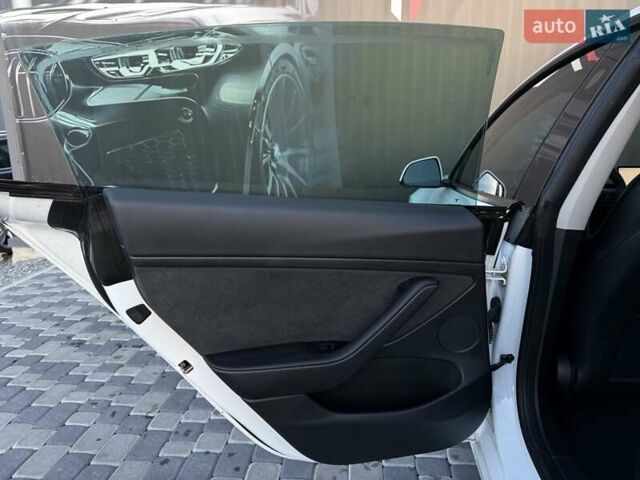 Білий Тесла Модель 3, об'ємом двигуна 0 л та пробігом 67 тис. км за 19999 $, фото 62 на Automoto.ua