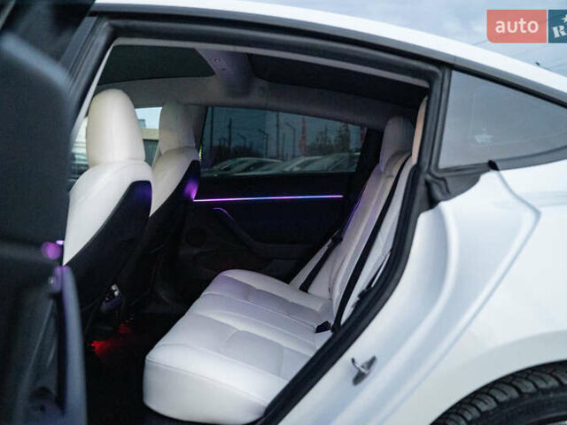 Белый Тесла Модель 3, объемом двигателя 0 л и пробегом 53 тыс. км за 27500 $, фото 30 на Automoto.ua