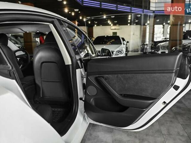 Білий Тесла Модель 3, об'ємом двигуна 0 л та пробігом 2 тис. км за 26900 $, фото 43 на Automoto.ua