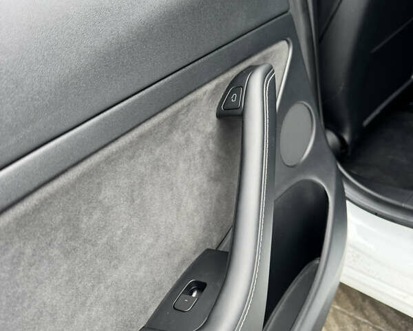 Белый Тесла Модель 3, объемом двигателя 0 л и пробегом 30 тыс. км за 22700 $, фото 46 на Automoto.ua