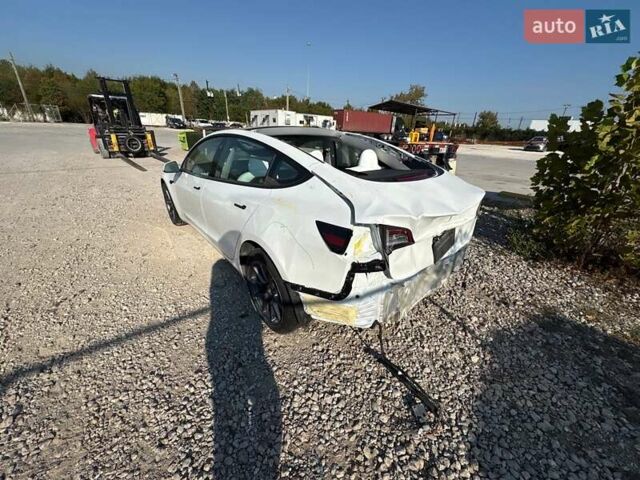 Белый Тесла Модель 3, объемом двигателя 0 л и пробегом 27 тыс. км за 15900 $, фото 4 на Automoto.ua