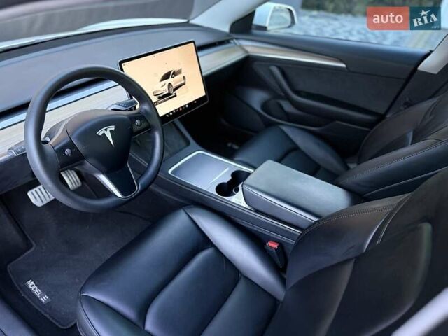 Білий Тесла Модель 3, об'ємом двигуна 0 л та пробігом 67 тис. км за 19999 $, фото 55 на Automoto.ua