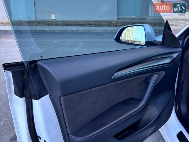 Белый Тесла Модель 3, объемом двигателя 0 л и пробегом 22 тыс. км за 22000 $, фото 5 на Automoto.ua