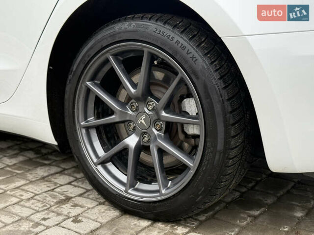 Білий Тесла Модель 3, об'ємом двигуна 0 л та пробігом 70 тис. км за 19999 $, фото 30 на Automoto.ua