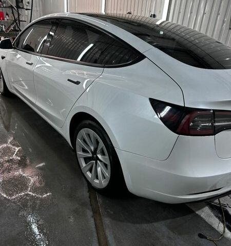 Белый Тесла Модель 3, объемом двигателя 0 л и пробегом 15 тыс. км за 25000 $, фото 2 на Automoto.ua