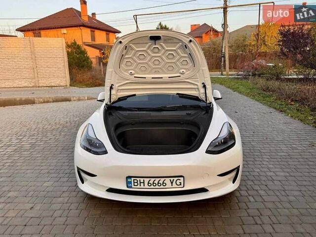 Белый Тесла Модель 3, объемом двигателя 0 л и пробегом 48 тыс. км за 23000 $, фото 31 на Automoto.ua
