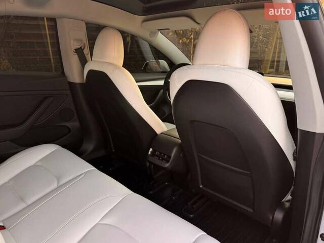 Белый Тесла Модель 3, объемом двигателя 0 л и пробегом 48 тыс. км за 23000 $, фото 28 на Automoto.ua