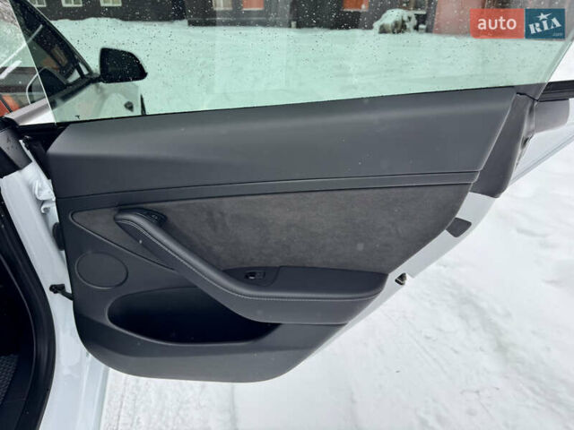 Белый Тесла Модель 3, объемом двигателя 0 л и пробегом 37 тыс. км за 20000 $, фото 19 на Automoto.ua