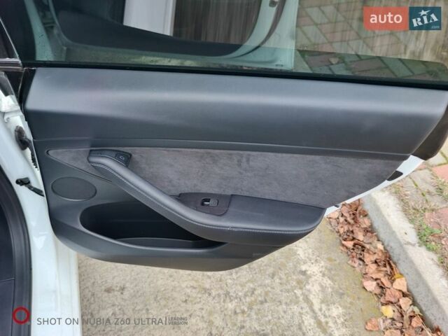 Білий Тесла Модель 3, об'ємом двигуна 0 л та пробігом 74 тис. км за 17900 $, фото 11 на Automoto.ua