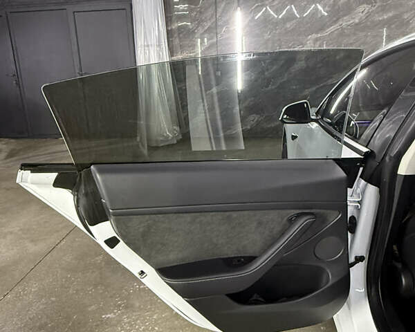 Білий Тесла Модель 3, об'ємом двигуна 0 л та пробігом 18 тис. км за 21500 $, фото 10 на Automoto.ua