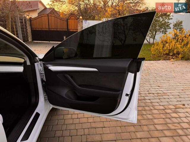 Белый Тесла Модель 3, объемом двигателя 0 л и пробегом 48 тыс. км за 23000 $, фото 21 на Automoto.ua