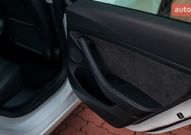 Белый Тесла Модель 3, объемом двигателя 0 л и пробегом 5 тыс. км за 27500 $, фото 27 на Automoto.ua