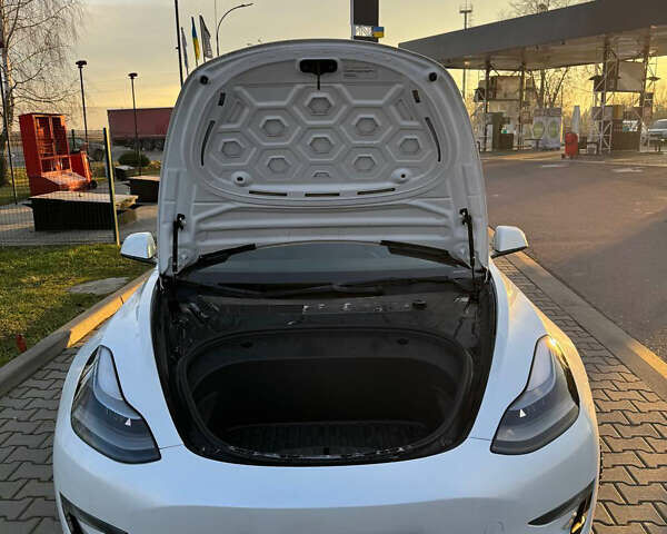 Белый Тесла Модель 3, объемом двигателя 0 л и пробегом 86 тыс. км за 19000 $, фото 13 на Automoto.ua