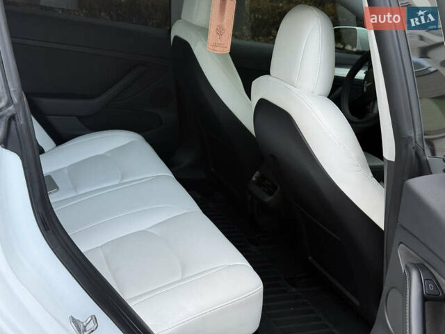 Белый Тесла Модель 3, объемом двигателя 0 л и пробегом 33 тыс. км за 24999 $, фото 29 на Automoto.ua