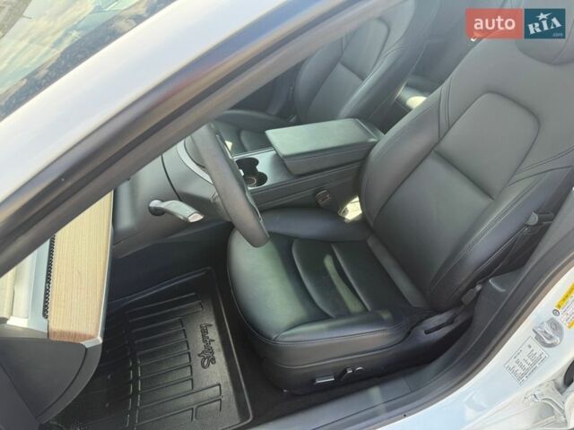 Білий Тесла Модель 3, об'ємом двигуна 0 л та пробігом 93 тис. км за 18900 $, фото 31 на Automoto.ua