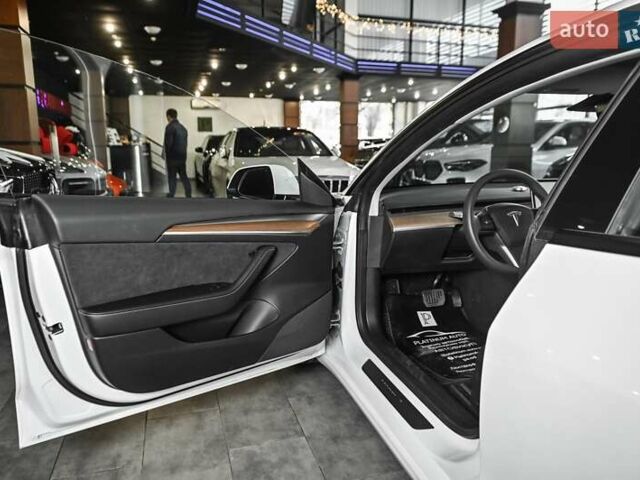 Білий Тесла Модель 3, об'ємом двигуна 0 л та пробігом 2 тис. км за 26900 $, фото 22 на Automoto.ua