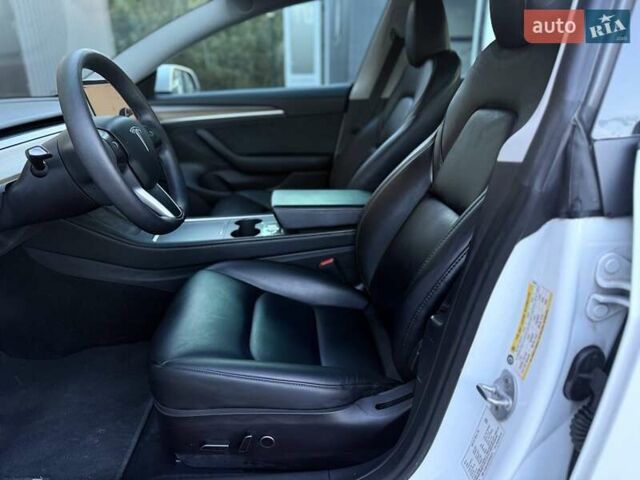 Білий Тесла Модель 3, об'ємом двигуна 0 л та пробігом 67 тис. км за 19999 $, фото 31 на Automoto.ua