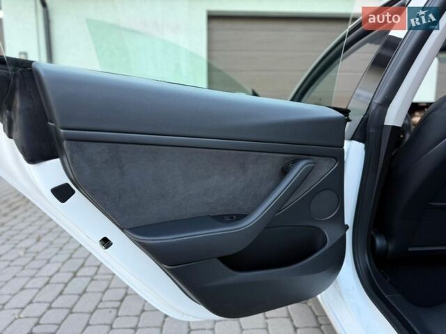 Белый Тесла Модель 3, объемом двигателя 0 л и пробегом 34 тыс. км за 18900 $, фото 38 на Automoto.ua