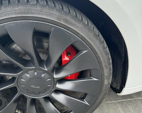 Белый Тесла Модель 3, объемом двигателя 0 л и пробегом 28 тыс. км за 28900 $, фото 19 на Automoto.ua