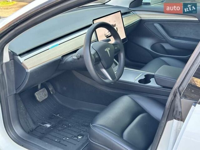 Белый Тесла Модель 3, объемом двигателя 0 л и пробегом 64 тыс. км за 20999 $, фото 7 на Automoto.ua