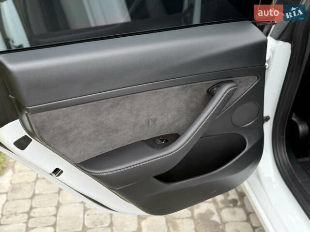 Білий Тесла Модель 3, об'ємом двигуна 0 л та пробігом 70 тис. км за 19999 $, фото 40 на Automoto.ua