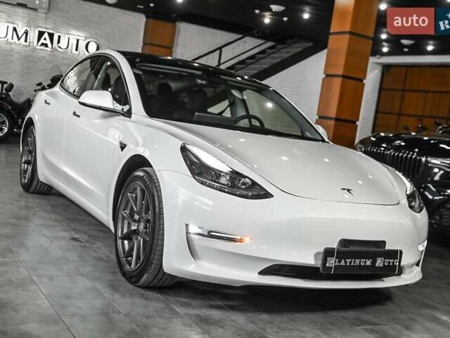 Белый Тесла Модель 3, объемом двигателя 0 л и пробегом 2 тыс. км за 26900 $, фото 5 на Automoto.ua