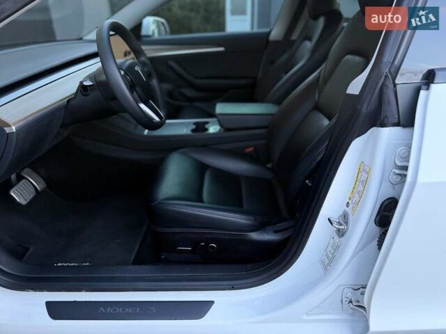 Білий Тесла Модель 3, об'ємом двигуна 0 л та пробігом 67 тис. км за 19999 $, фото 32 на Automoto.ua
