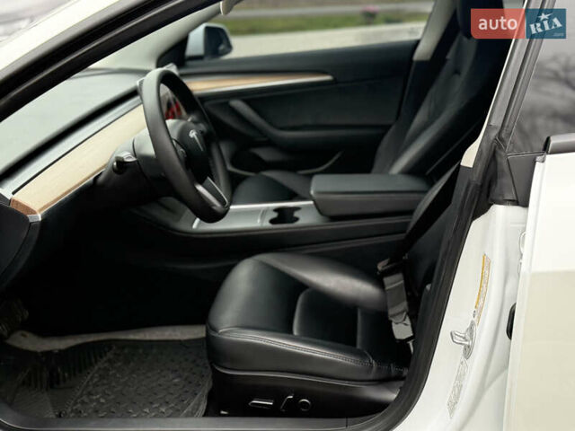 Білий Тесла Модель 3, об'ємом двигуна 0 л та пробігом 70 тис. км за 19999 $, фото 32 на Automoto.ua