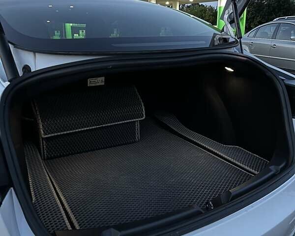 Білий Тесла Модель 3, об'ємом двигуна 0 л та пробігом 22 тис. км за 25900 $, фото 1 на Automoto.ua