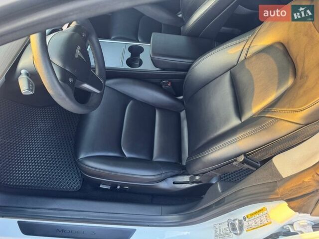 Белый Тесла Модель 3, объемом двигателя 0 л и пробегом 80 тыс. км за 18499 $, фото 15 на Automoto.ua