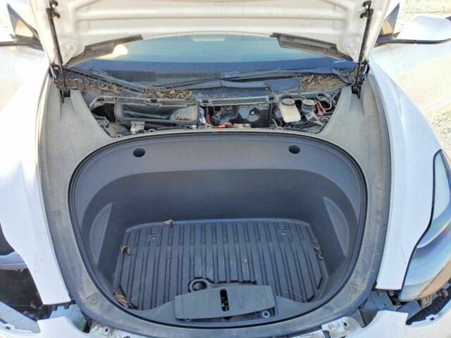 Білий Тесла Модель 3, об'ємом двигуна 0 л та пробігом 33 тис. км за 5000 $, фото 10 на Automoto.ua