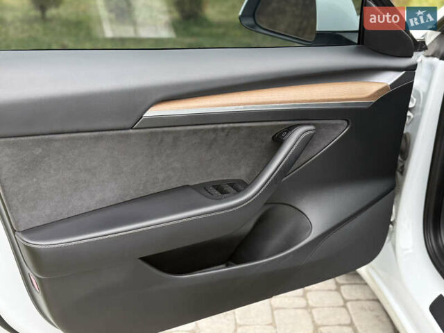 Білий Тесла Модель 3, об'ємом двигуна 0 л та пробігом 70 тис. км за 19999 $, фото 36 на Automoto.ua