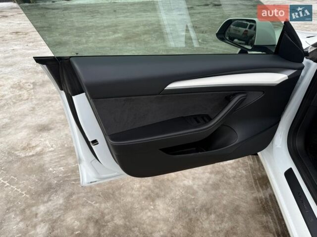 Білий Тесла Модель 3, об'ємом двигуна 0 л та пробігом 57 тис. км за 18800 $, фото 8 на Automoto.ua