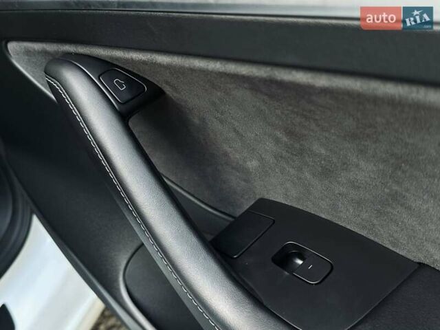 Білий Тесла Модель 3, об'ємом двигуна 0 л та пробігом 69 тис. км за 20990 $, фото 19 на Automoto.ua