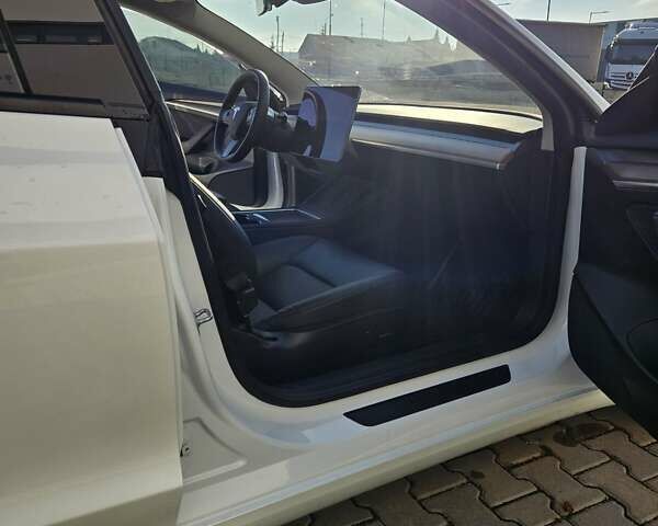 Білий Тесла Модель 3, об'ємом двигуна 0 л та пробігом 21 тис. км за 26900 $, фото 4 на Automoto.ua